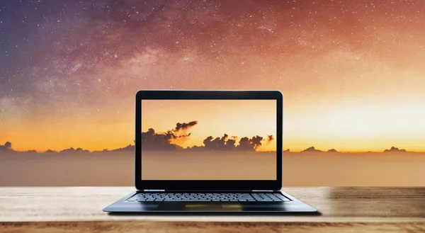 책상과 하늘에 컴퓨터 노트북 — 스톡 사진