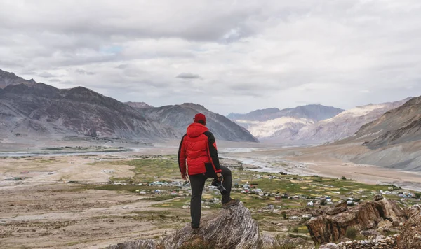 Hombre Con Chaqueta Roja Pie Cima Montaña Vistas Las Montañas — Foto de Stock