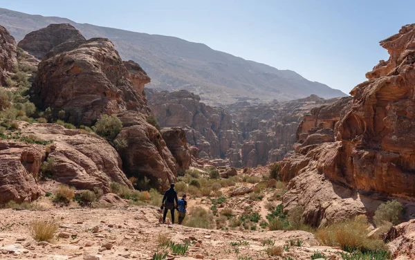 Reizigers Met Rugzak Wandelen Petra Rozenstad Jordanië Midden Oosten Reis — Stockfoto