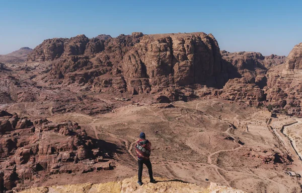 Reiziger Staande Klif Genieten Van Woestijn Bezienswaardigheden Petra Jordanië — Stockfoto