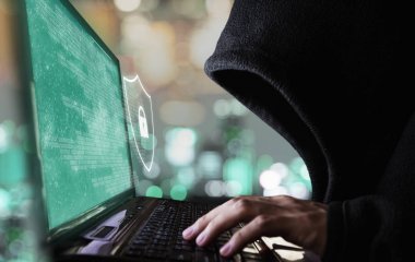 Dijital veri güvenlik sistemi ve koruma. Anonim hacker bilgisayar laptop hacklemeye çalışın