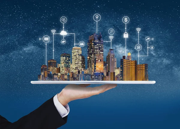 Akıllı şehir, Bina teknolojisi ve gayrimenkul işi. Bina hologram ve uygulama programlama arayüzü teknolojisi ile dijital tablet tutan işadamı