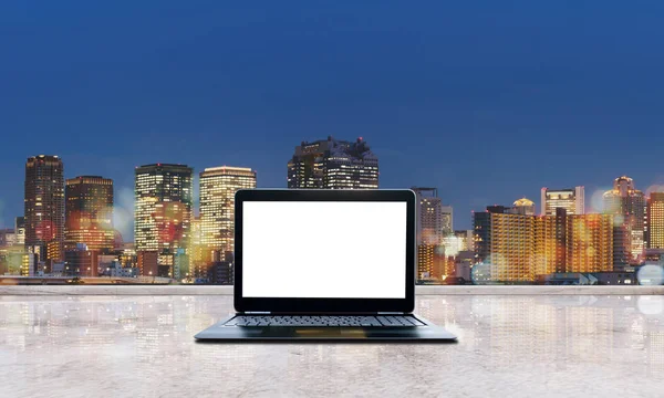 Computador Laptop Tela Branca Branco Concreto Com Vista Para Cidade — Fotografia de Stock