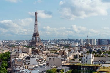 Yaz aylarında Fransa'da Eyfel kulesi ikonik ve Fransa'nın sembolü ile Paris şehir