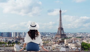 Avrupa'da seyahat, Yaz aylarında Paris, Fransa ünlü dönüm noktası ve seyahat hedef Eyfel kulesi, bakan beyaz şapkalı genç kadın
