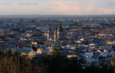 Yaz gün batımında Macaristan'da panoramik Budapeşte şehir manzarası