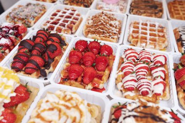 Tatlı waffle taze meyve, çilek, muz ve bal ile çikolata ile tepesi. Belçika'nın ünlü tatlısı