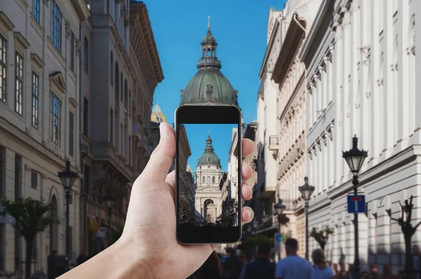 携帯電話でハンガリー ブダペストの有名なランドマークや旅行先の手撮り写真 — ストック写真