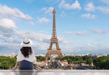 Eyfel kulesi, Paris'te ünlü dönüm noktası ve seyahat hedef bakarak beyaz şapkalı genç gezgin kadın