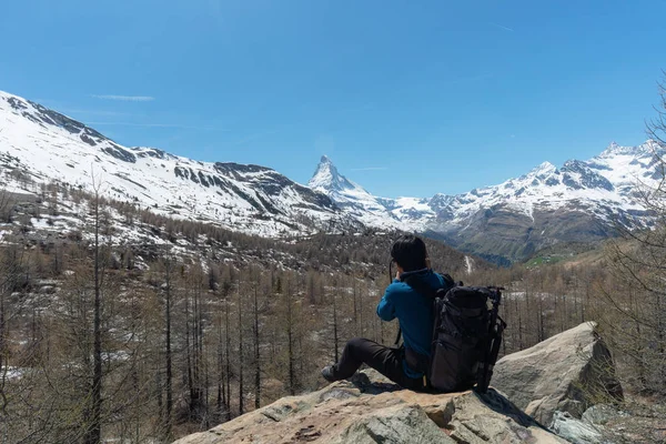 Подорож Швейцарії Чоловік Рюкзаком Зйомки Гори Маттерхорн Альпи Гірського Хребта — стокове фото