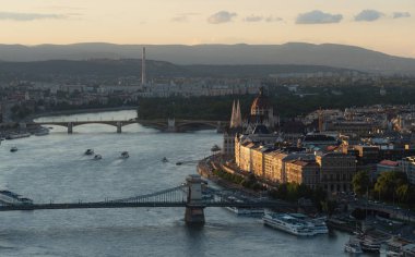 Budapeşte şehri, Macaristan'da gün batımında yüksek açı görünümü