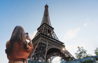 Seyahat kadın Eyfel Kulesi, paris ünlü dönüm noktası ve seyahat hedef mobil akıllı telefon ile Fotoğraf çekmek, Fransa