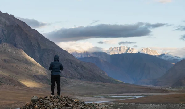 インドの朝 山を見て岩の上に立っている男 — ストック写真