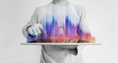 Fütüristik adam renkli modern bina hologramı ile dijital tablet tutan, beyaz arka plan üzerinde