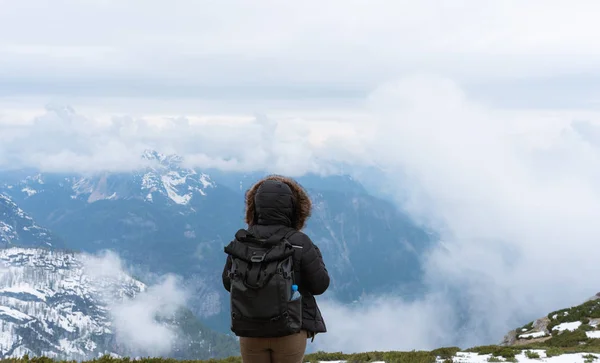 Mujer Viajera Con Mochila Mirando Vista Montaña Alpina Desde Pico — Foto de Stock