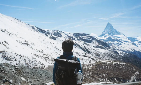 Hombre Con Mochila Mirando Los Alpes Suizos Paisaje Montaña Matterhorn — Foto de Stock