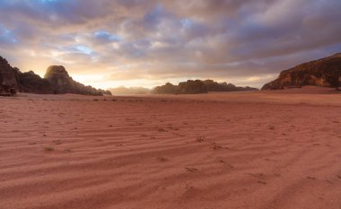 Ürdün'de Panoramik Wadi Rum çöl manzara, gün doğumu ile sabah
