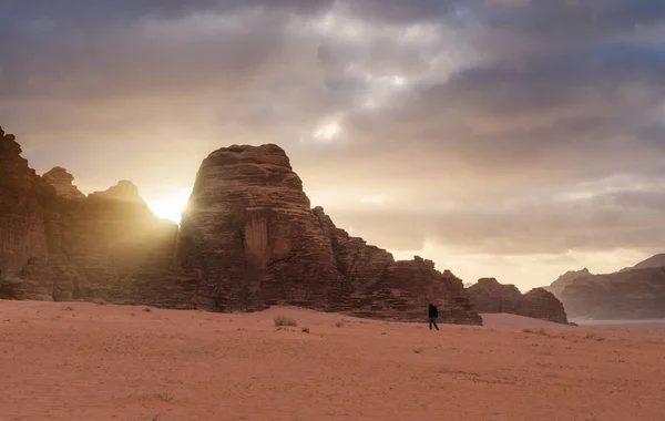 Wadi Rum Woestijn Landschap Zonsopgang Een Man Die Alleen Loopt — Stockfoto