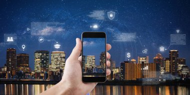 Cep telefonu ve akıllı teknoloji ile çevrimiçi veri güvenliği bağlantısı. El tutan cep telefonu internet verilerine bağlanmak