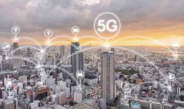 Şehirde Internet ağ bağlantısı teknolojisi, 5g internet ağı ve sosyal medya ve uygulama simgeleri