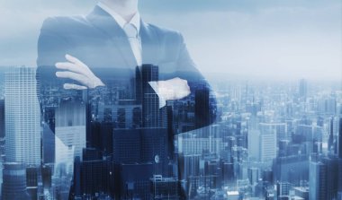 Kol çapraz ile İşadamı, çift pozlama fütüristik şehir