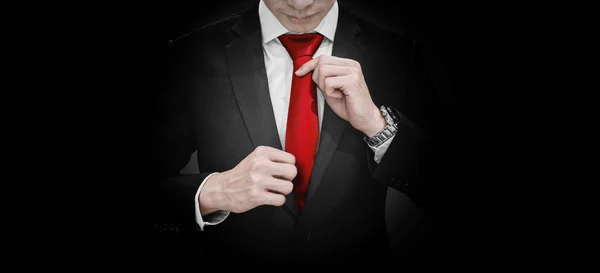 赤いネクタイを結ぶ黒いスーツのビジネスマン — ストック写真