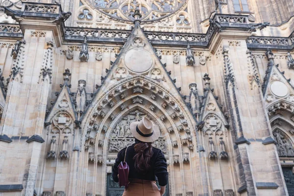 Turist Kvinna Som Reser Prag Tjeckien Sommaren Church Saint Vitus — Stockfoto