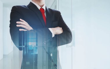 Çift pozlama, kolları çapraz iş adamı ve modern ofis binaları.