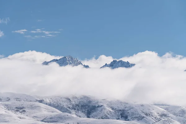 Beyaz Bulutlar Mavi Gökyüzü Ile Panoramik Kar Dağı — Stok fotoğraf