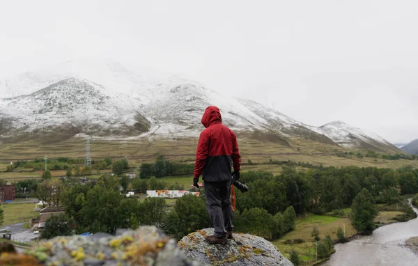 Чоловік Червоній Куртці Тримає Камеру Стоїть Самоті Скелі Подорожі Спосіб — стокове фото