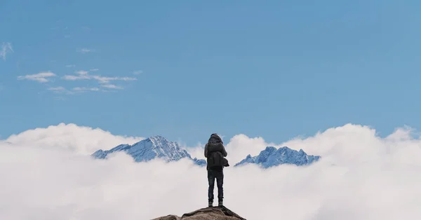 Man Backpack Standing Mountain Top Snow Mountains Clouds Success Achievement — ストック写真