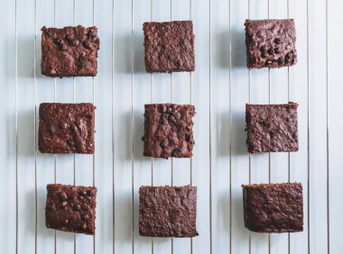 Ev yapımı siyah çikolatalı kekler elek fırınında.