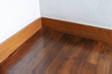 Beyaz duvarlı eski ahşap zemin