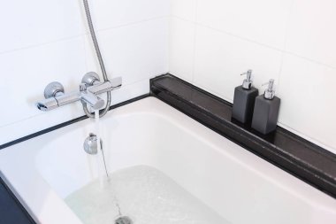 Musluktan akan suyu olan küveti kapatın.