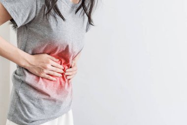 Genç bir kadın midesi kırmızı röfle dolu