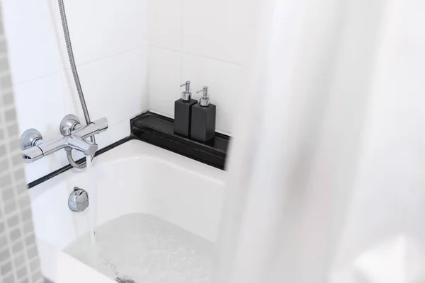 Close Badewanne Mit Sich Öffnendem Wasser Aus Dem Wasserhahn — Stockfoto