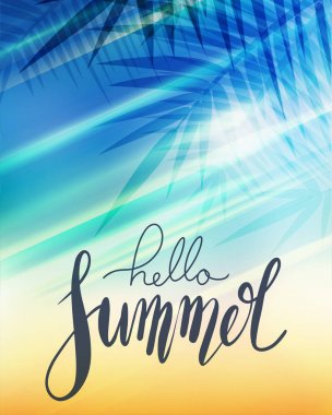Merhaba Yaz, palmiye dalı ile el yazısı harfler, bulanık plaj arka plan üzerinde güneş ışınları. İlham için olumlu poster.