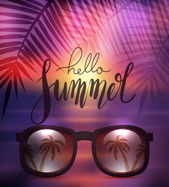 Olá Summer, letras manuscritas com óculos de sol no fundo do mar borrado com ramo de palma. Citação positiva para inspiração . —  Vetores de Stock