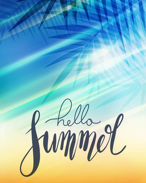 Hola verano, letras manuscritas con rama de palma, rayos de sol sobre fondo borroso de la playa. Cartel positivo para la inspiración . — Vector de stock