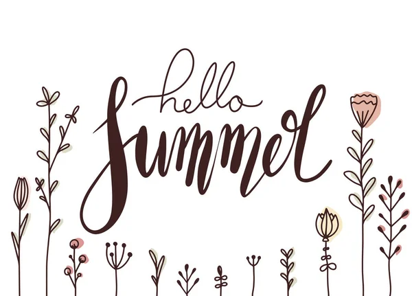 Horizontale kaart met handgeschreven belettering Hello zomer met doodle bloemen. Wenskaart met positieve citaat voor inspiratie. — Stockvector
