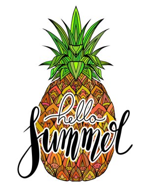 El yazısıyla yazılmış Yazı Hello Summer. Boho desenli sulu ananas. Tatil sezonu.