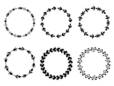 Dallardan, çiçeklerden ve böğürtlenlerden oluşan yuvarlak siyah kabile çerçeveleri. Davetiye için çiçek vektör şablonu, tebrik kartları ve yaratıcılığın. Doğal bitkisel sınır