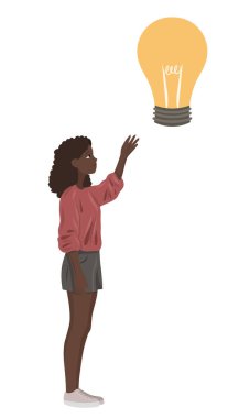 Afrikalı bir kadının, yaratıcılığı ve ilhamı sembolize eden parlayan bir ampule uzanmasının vektör çizimi. Eğitimsel materyaller, işletmeler, sunumlar ve bilgi grafikleri için minimal düz biçim tasarımı.