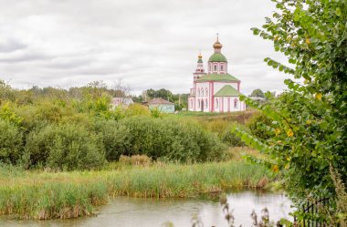 Görünümünü Kilisesi İlyas Peygamber Ivanova dağ veya Elias Church Suzdal, Rusya'da fırtına öncesi sessizlik. Rusya'nın altın yüzük.