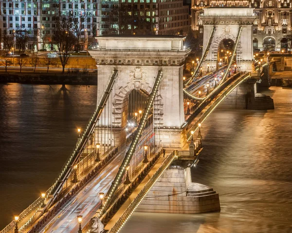 Vista nocturna del Puente de la Cadena Szechenyi sobre el Danubio en Budapest — Foto de Stock