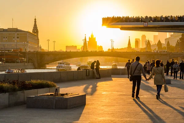 Plovoucí most a Moskva Kreml při západu slunce — Stock fotografie