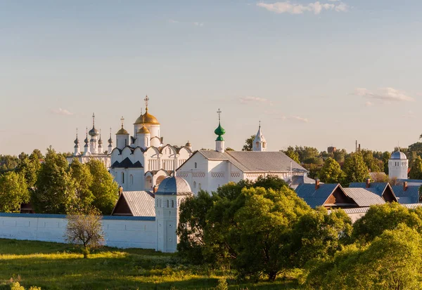 Convento da Intercessão ou mosteiro de Pokrovsky na antiga cidade de Suzdal — Fotografia de Stock