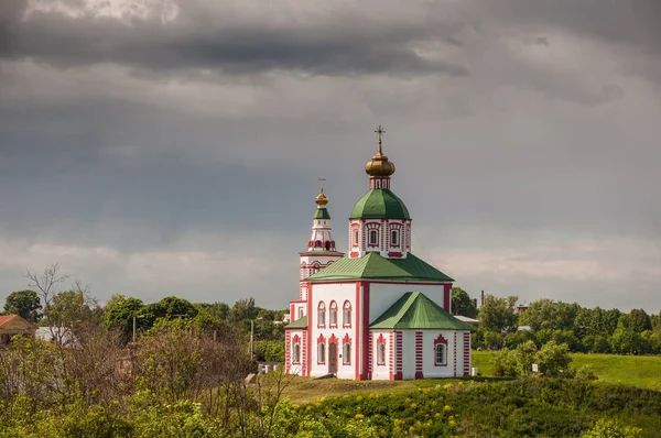 Vista de la Iglesia de Elías el Profeta en la montaña Ivanova antes de la tormenta en Suzdal — Foto de Stock