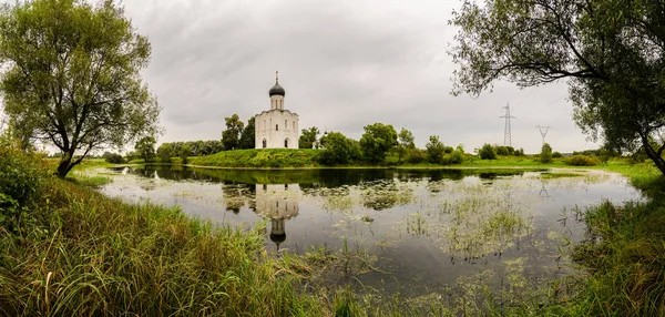 The Church of the Intercession of the Holy Virgin on the Nerl River — Stock Image The Church of the Intercession of the Holy Virgin on the Nerl River Stock Photo