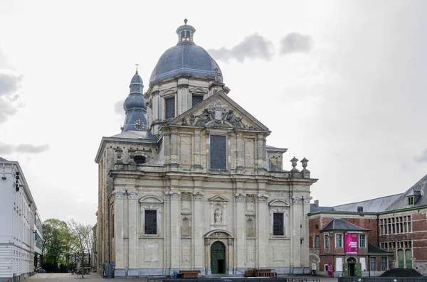 La Iglesia de Nuestra Señora y San Pedro es una iglesia católica en Gante, Bélgica —  Fotos de Stock